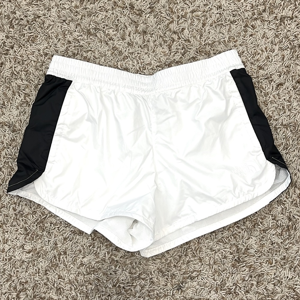 The North Face Women's Hydrenaline 2000 Shorts, NWT. Color White and black